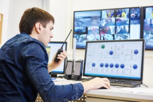 Sécurité des biens et des personnes : 4 cas concrets (et nos solutions pour se prémunir)